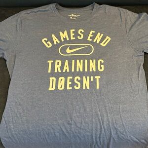 Nike Men’s Graphic Training Tee | Size L | Blue